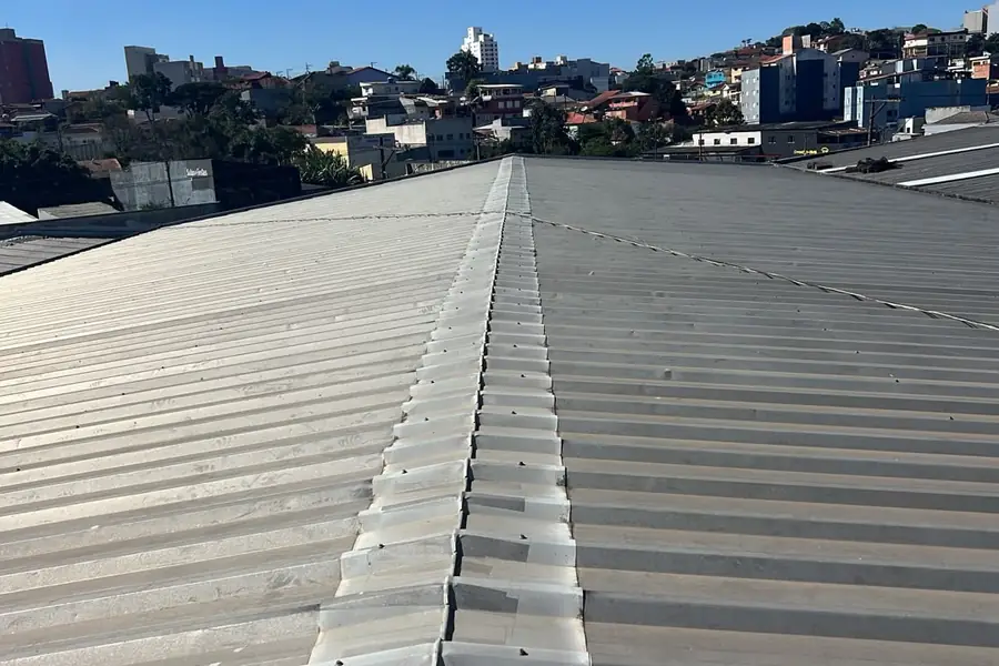 Cobertura metálica extensa com cumeeira ventilada, vista de cima