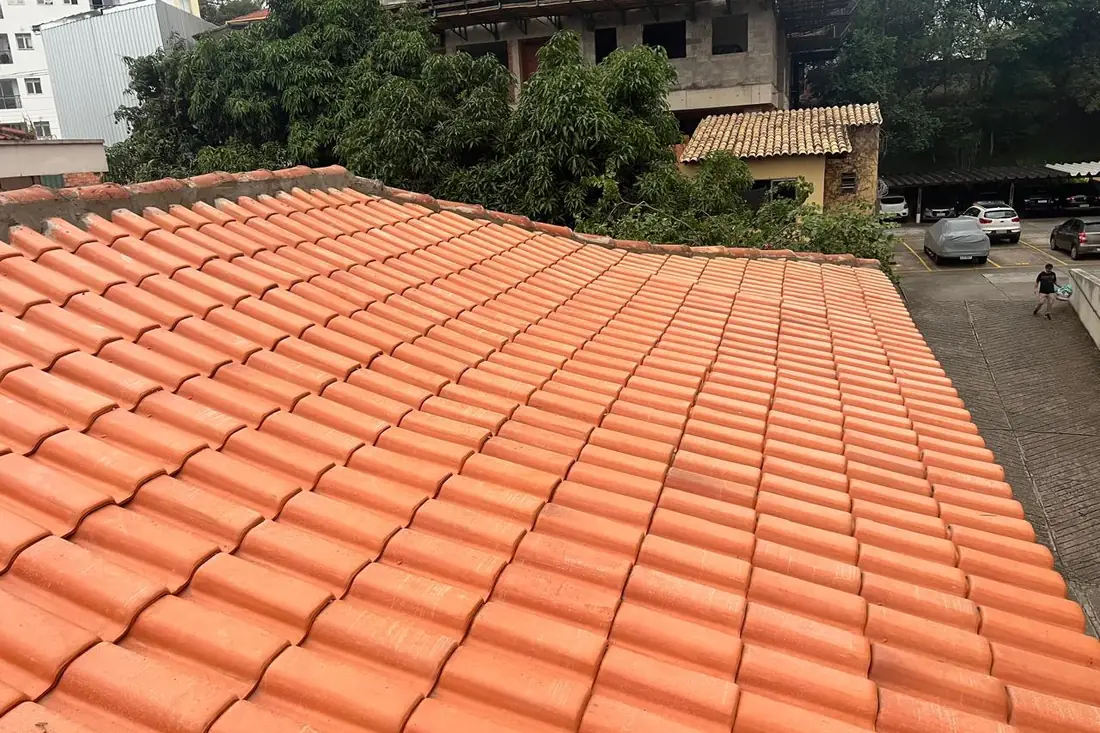 Telhado novo de telhas cerâmicas recém executado, visto em perspectiva